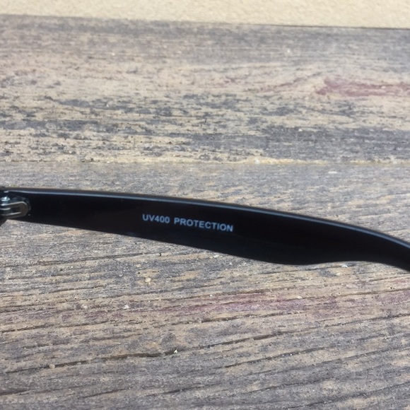 Classic Unisex Black Sunglasses - Picture 5 of 5